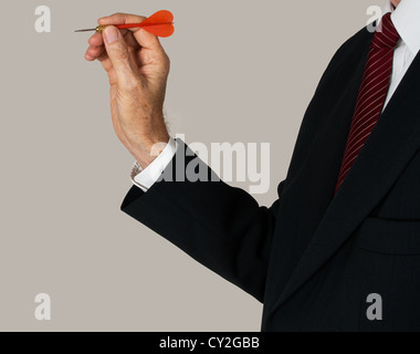 Man in suit visant red dart. Banque D'Images