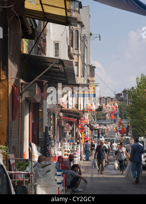 Scène de rue avec des magasins et des gens à Karaköy Istanbul Turquie Banque D'Images