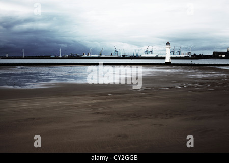 Nouveau phare de Brighton avec Liverpool docks en arrière-plan Banque D'Images