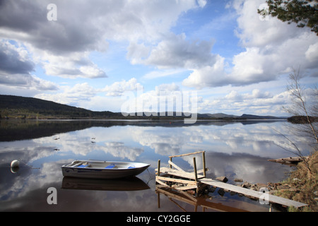Un bateau à rames se trouve sur les rives de la rivière Angermanaelv suédois au printemps. Banque D'Images