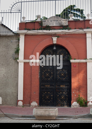 Pour porte ancienne synagogue dans le quartier de Balat Istanbul TURQUIE, inscription au-dessus de la porte Banque D'Images