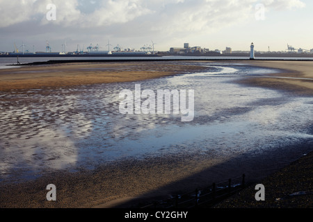 Liverpool docks de New Brighton avec lighthouse Banque D'Images