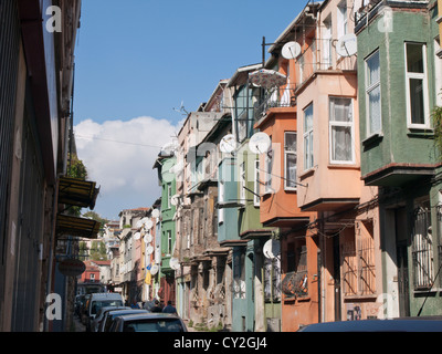 Rangée de maisons traditionnelles turques , étages supérieurs sur le trottoir en saillie d'un balcon et tv plats, Balat Istanbul Turquie Banque D'Images