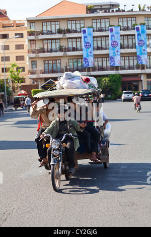 Tuk Tuk surchargé à Phnom Penh, Cambodge Banque D'Images