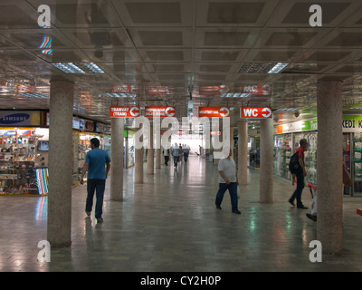 Passage souterrain pour piétons à Karakoy Istanbul Turquie avec des escaliers à l'arrêt de tram et de sortie des deux côtés de la rue animée Banque D'Images