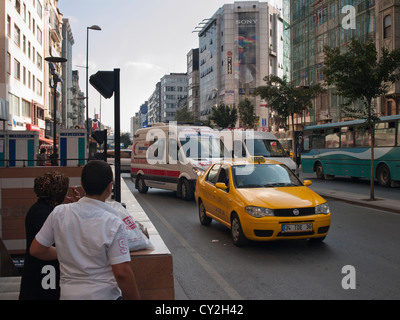 Scène de rue à Sisli Istanbul TURQUIE, ambulance essayant de trouver une façon de trafic lourd Banque D'Images