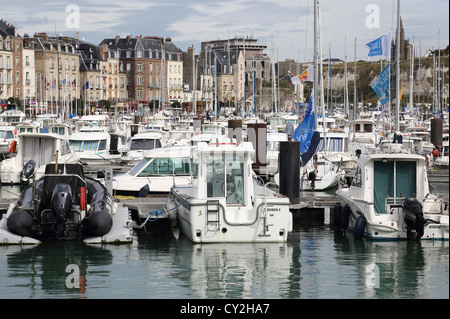 Bateaux dans Port, Dieppe, Normandie, France Banque D'Images