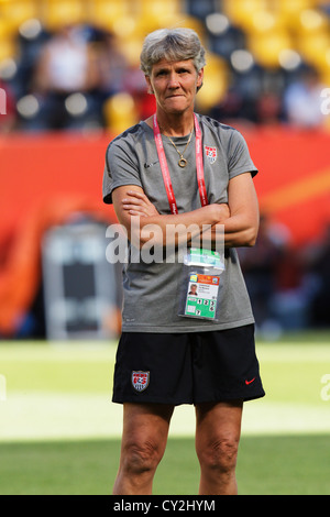 L'entraîneuse américaine Pia Sundhage regarde son équipe s'échauffer avant un match de Coupe du monde féminine de la FIFA du Groupe C opposant les États-Unis à la Corée du Nord au Rudolf Harbig Stadion le 28 juin 2011 à Dresde, en Allemagne. Usage éditorial exclusif. Utilisation commerciale interdite. Banque D'Images