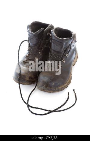 Sale, boueux, vieux, utilisé des chaussures de marche ou des bottes de randonnée isolé sur fond blanc Banque D'Images