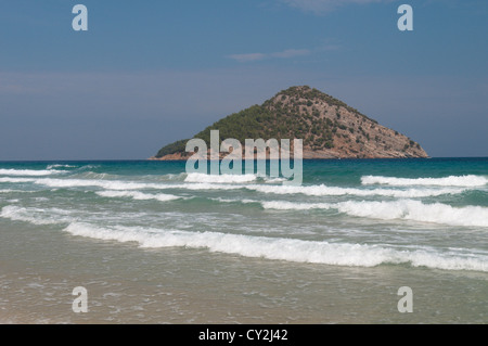 Thassos, en Grèce. Île grecque. Septembre. Paradise Beach, en vue d'aussi Koinyra Kinyra Kinira ou île. Banque D'Images