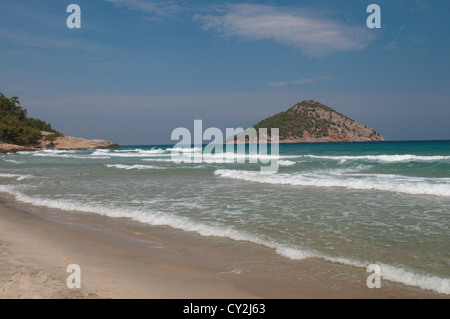 Thassos, en Grèce. Île grecque. Septembre. Paradise Beach, en vue d'aussi Koinyra Kinyra Kinira ou île. Banque D'Images