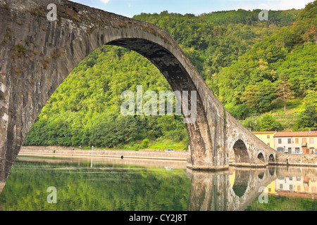 Pont de la Maddalena à Bagni di Lucca, Toscane, Italie. Aussi connu sous le Pont du Diable Banque D'Images