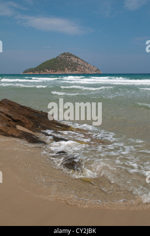 Thassos, en Grèce. Île grecque. Septembre. Paradise Beach, en vue d'aussi Koinyra Kinyra Kinira ou île. Banque D'Images