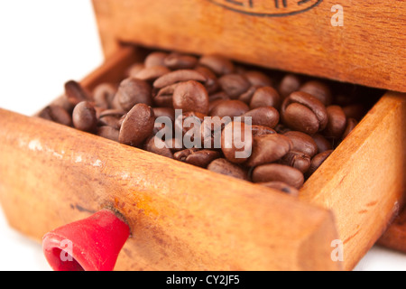 Meuleuse cooffe antique, avec un tiroir plein de cooffe de grains. Banque D'Images