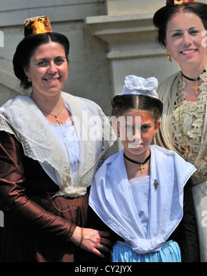 Mesdames et fille en costume traditionnel comme c'est le derigger aux tuteurs wifes et Beauxs au cours de la Fete des tuteurs à Arles Banque D'Images