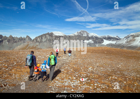 Personnes et une famille de marcher dans les Alpes suisses à Flims, Grisons, Suisse Europe Banque D'Images