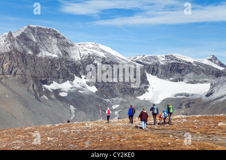 Les gens qui marchent dans les montagnes des Alpes suisses à l'automne, à Flims Grisons Suisse Europe Banque D'Images