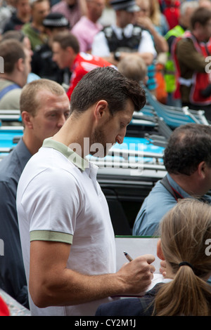 Carl Ligue boxeur Anglais super-FIB actuel champion poids moyens de signer des autographes Nottingham England UK Banque D'Images