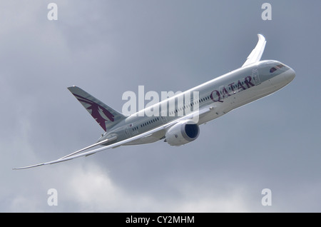 Boeing 787 Dreamliner au Qatar Airways affichant des couleurs contre un ciel gris au salon Farnborough International Airshow 2012 Banque D'Images