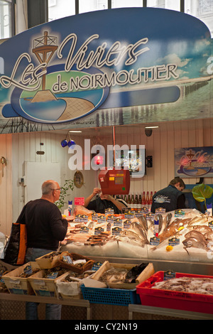 Fournisseurs et clients à Les Viviers du Noirmoutier, l'étal d'un poissonnier au Marché couvert Saint-Quentin dans le centre de Paris, France, Banque D'Images