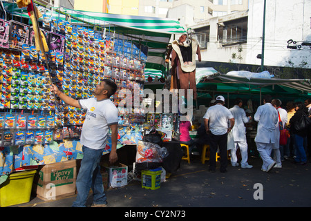 - Un petit tianguis market - mobiliers en Condesa de Mexico un vendredi - Mexique Banque D'Images