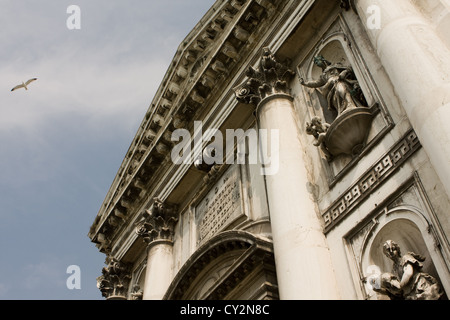 Détail de la Santa Maria della Salute avec une mouette voler passé Banque D'Images