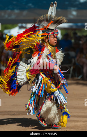 Native American boy dancing Chumash Banque D'Images