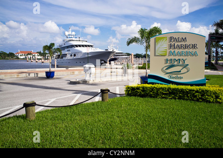 Signer pour Palm Beach Harbour Marina avec blue cloudy sky et d'un yacht dans l'arrière-plan à West Palm Beach en Floride Banque D'Images