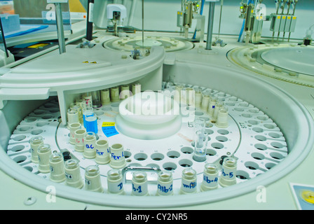 Chromatographe en phase gazeuse avec bouteilles d'échantillons de verre Banque D'Images