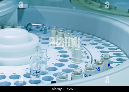 Chromatographe en phase gazeuse avec bouteilles d'échantillons de verre Banque D'Images