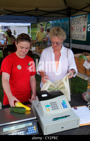 Massachusetts,Nord-est,Nouvelle-Angleterre,Plymouth,Plimoth Plantation,marché des agriculteurs,vendeur de vendeurs,stall stalles stand marchands marché Banque D'Images