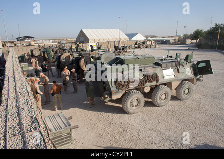 Convoi militaire néerlandais sur son chemin de Kunduz Khanabad à Banque D'Images