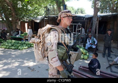 Dutch mentors de la police patrouille à pied avec des policiers afghans à Kunduz Banque D'Images