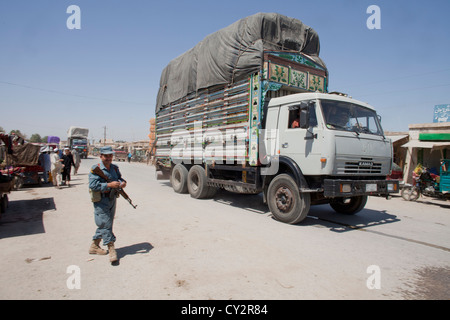 Les agents de la Police nationale afghane en patrouille à pied, Kunduz Khanabad. Militaires néerlandais sont les superviser. Banque D'Images