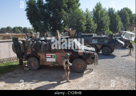 Convoi militaire néerlandais sur son chemin de Kunduz Khanabad à Banque D'Images