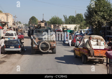 Convoi militaire néerlandais sur son chemin de Kunduz Khanabad à Banque D'Images