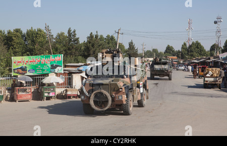 Convoi militaire néerlandais sur son chemin de Kunduz Khanabad à Banque D'Images