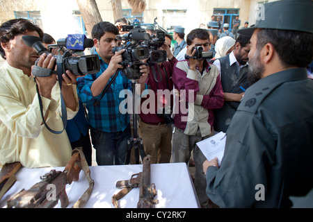 La police afghane à Kunduz donner une conférence de presse sur la prévention de l'explosion d'une bombe. Banque D'Images