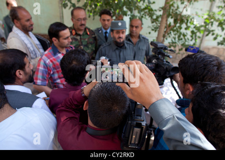 La police afghane à Kunduz donner une conférence de presse sur la prévention de l'explosion d'une bombe. Banque D'Images