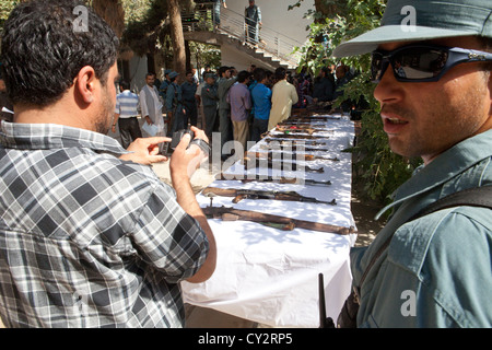 La police afghane à Kunduz donner une conférence de presse sur la prévention de l'explosion d'une bombe. Banque D'Images