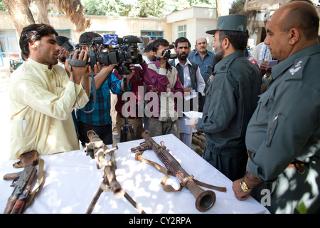 La police afghane à Kunduz donner une conférence de presse sur la prévention de l'explosion d'une bombe. Banque D'Images