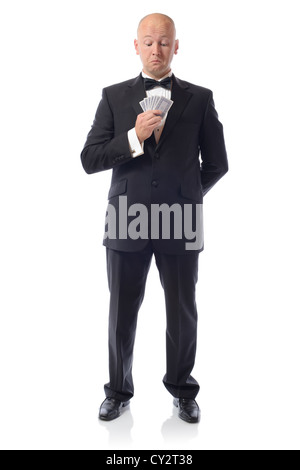 Man in tuxedo à à main de cartes à jouer isolated on white Banque D'Images