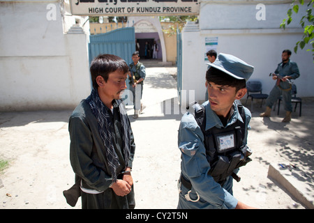 Un meurtrier est condamné à 16 ans de prison en Afghanistan. Banque D'Images