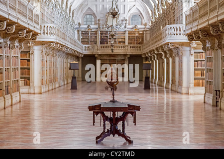 Bibliothèque du Palais National de Mafra au Portugal. Ordre religieux franciscain. L'architecture baroque du xviiie siècle. Banque D'Images