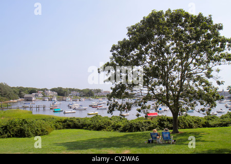 Cape Cod Massachusetts,Harwich,Wychmere Harbour,port,parc,bateaux,arbre,femme femme femme,chaise de pelouse,MA120817087 Banque D'Images