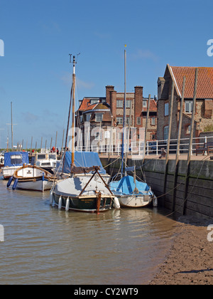 Bateaux échoués sur la vase à marée basse Blakeney Quay Banque D'Images