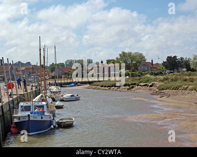 Bateaux échoués sur la vase à marée basse Blakeney Quay Banque D'Images