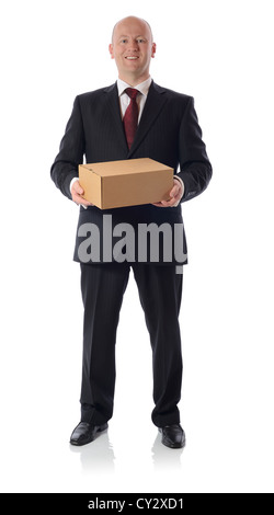 Man in suit la présentation d'une boîte en carton colis isolated on white Banque D'Images