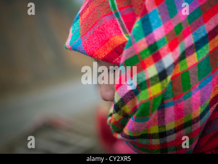 Girl Flower Hmong portant un voile coloré, SAPA, Vietnam Banque D'Images