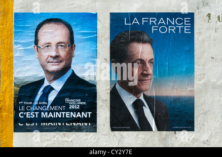 Les affiches politiques de François Hollande et Nicolas Sarkozy collés sur un mur en France. Banque D'Images